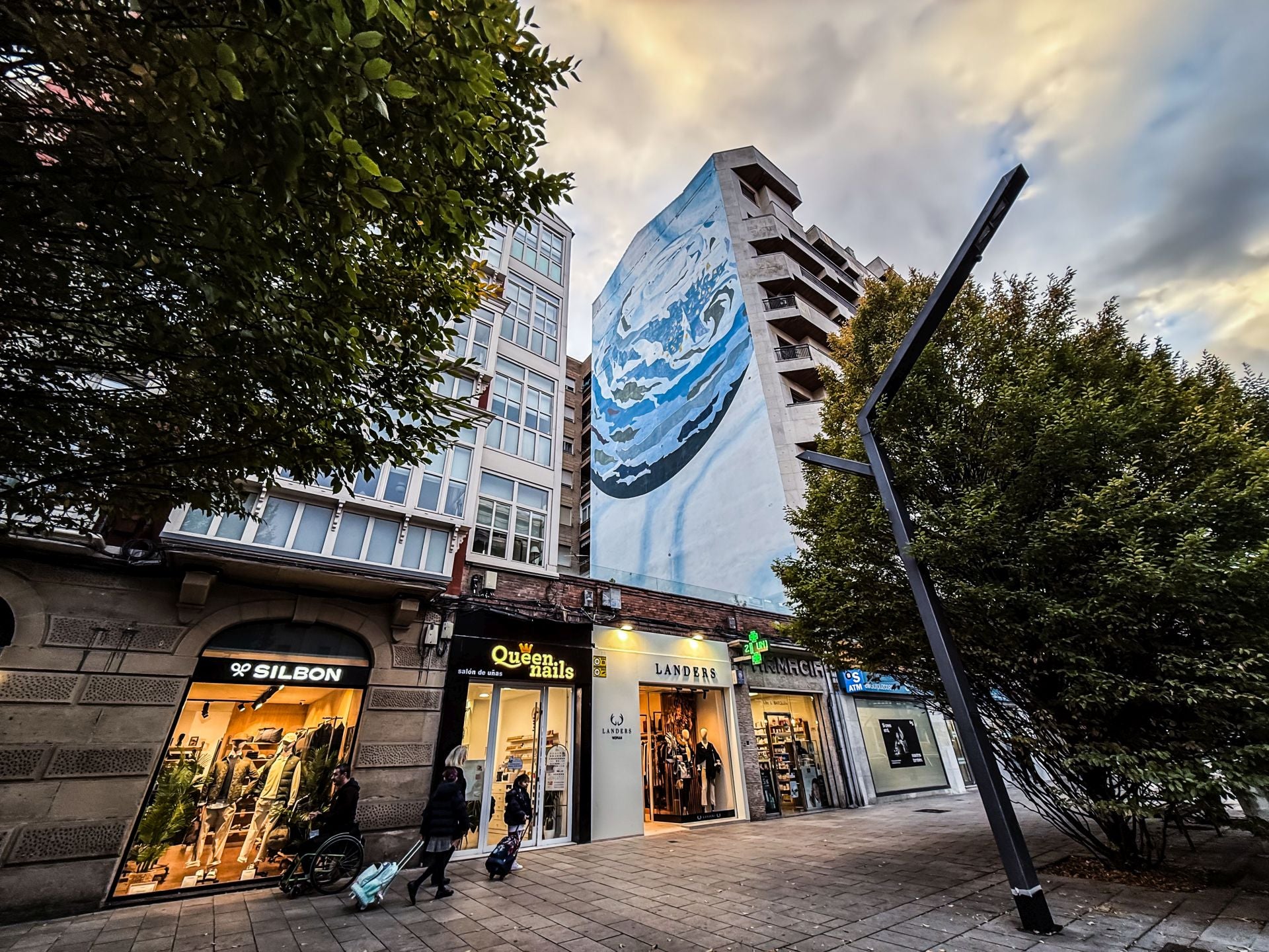 Diseño de Juan José Sáinz Gil, es una de las creaciones ejecutadas con motivo del IX Centenario del Fuero de Logroño en 1995, para el que el Consistorio capitalino convocó un concurso de ideas para adecentar hasta nueve medianiles.